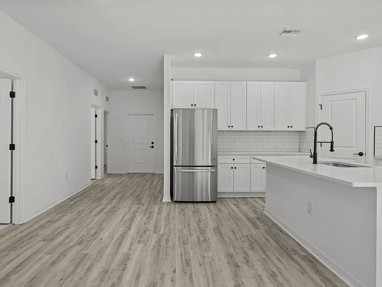 548 Knapp St — Photo 16