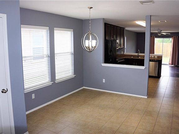 3rd image of 124 Hillhouse Ln
