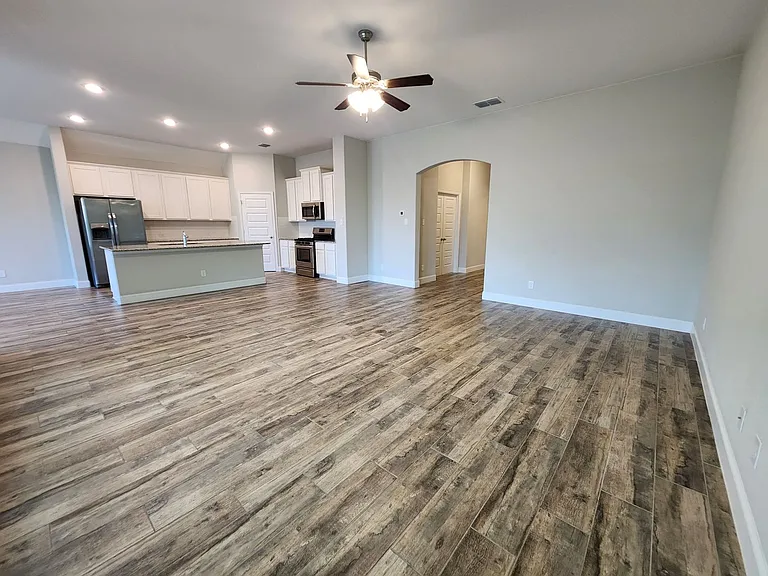 1331 Gruene Glen St — Photo 2