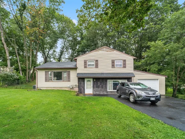 122 Smithfield Dr, Endicott, NY 13760