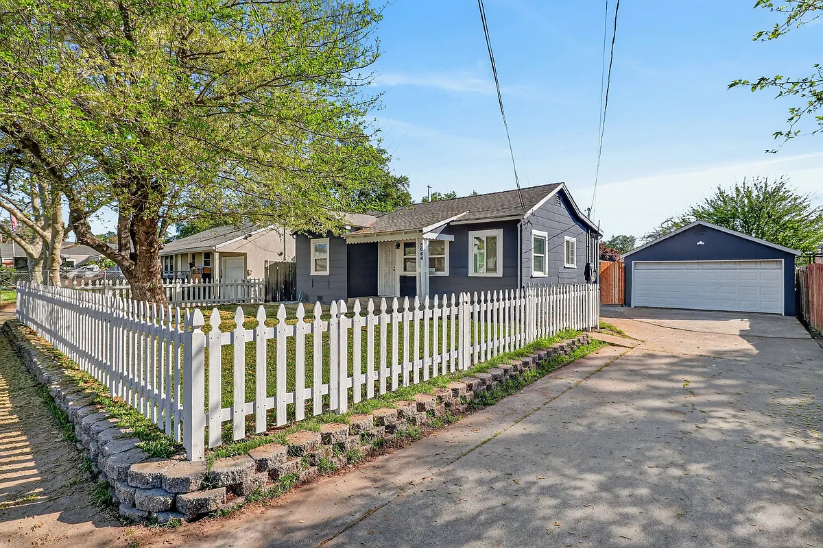 Building Photo - 3066 Crandall Ave