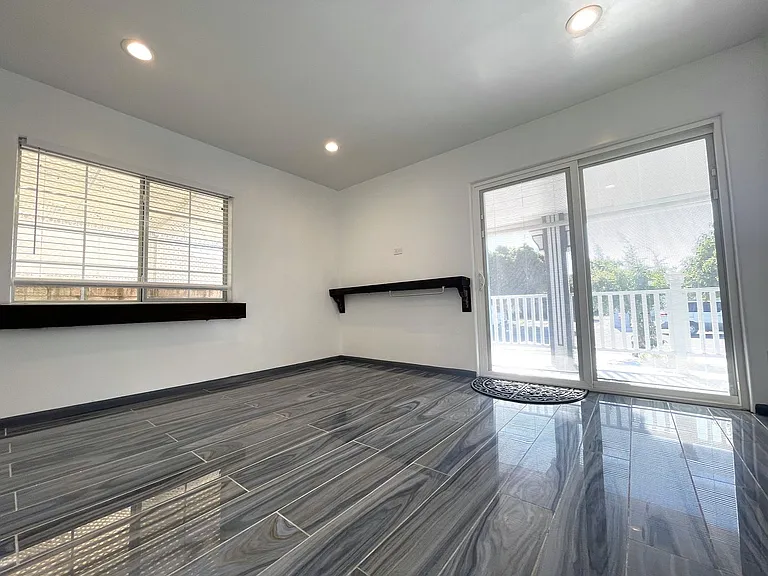 8824 Tyrone Ave — Photo 12