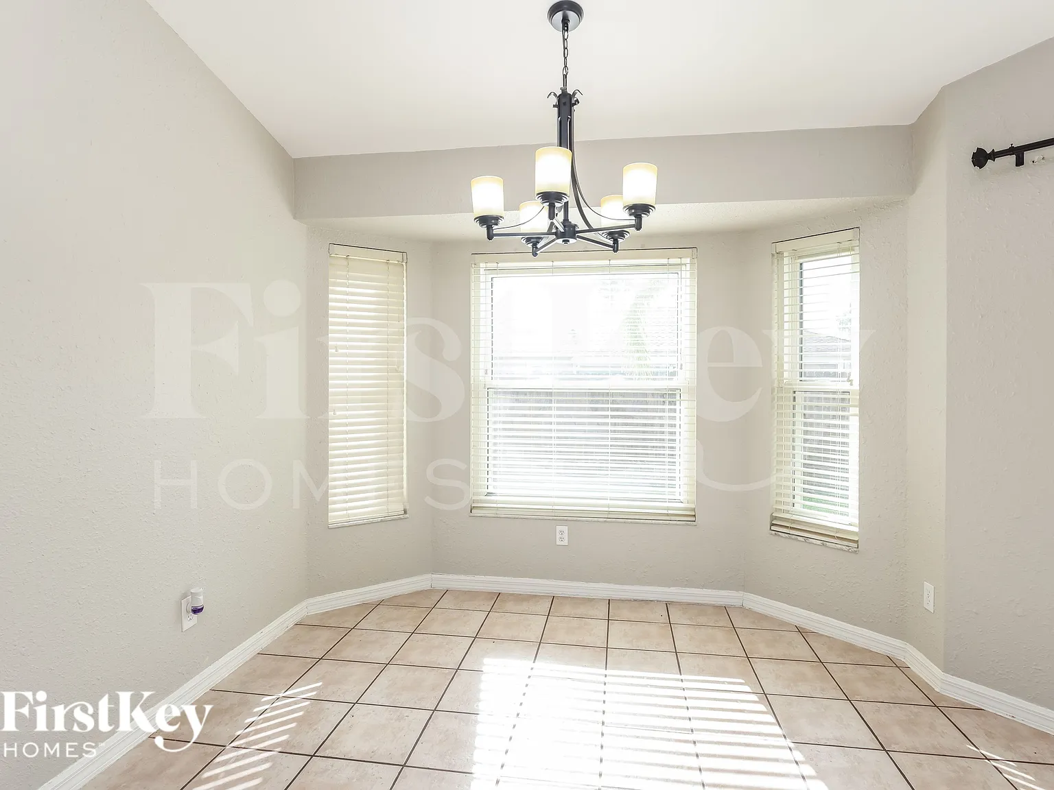 3 bed, 2.0 bath, 1900 sqft, $2,540 — Photo 4