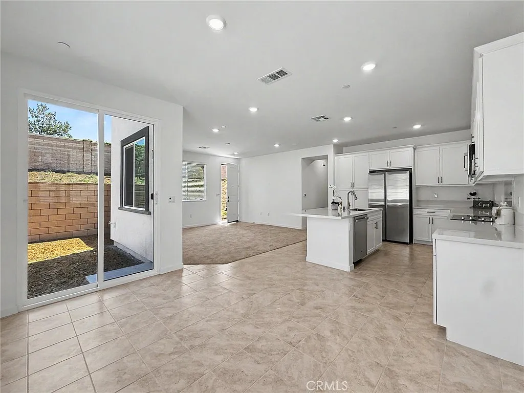 4 bed, 1960 sqft, $3,600 — Photo 4
