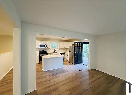 1033 Medina Dr — Photo 5