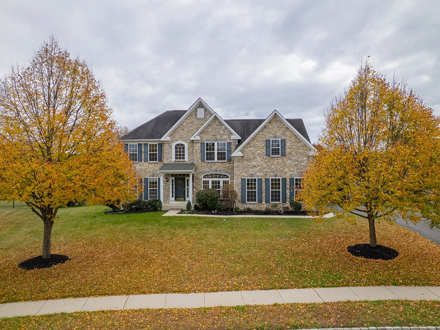 5 bed, 5350 sqft, $5,800 — Photo 2