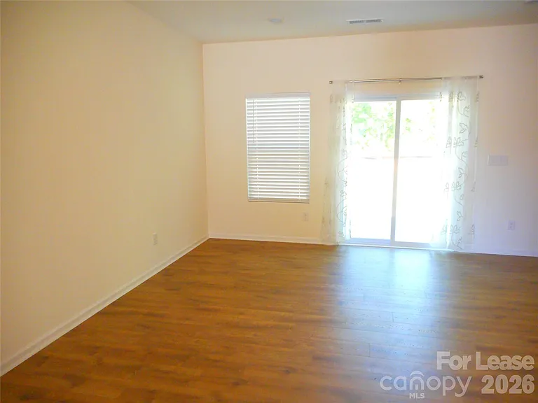 2821 Aubrey St — Photo 6
