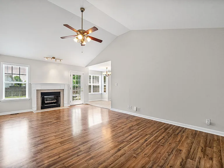 3865 Roscommon Way — Photo 7