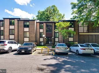 9725 Kings Crown Ct APT 102, Fairfax, VA 22031