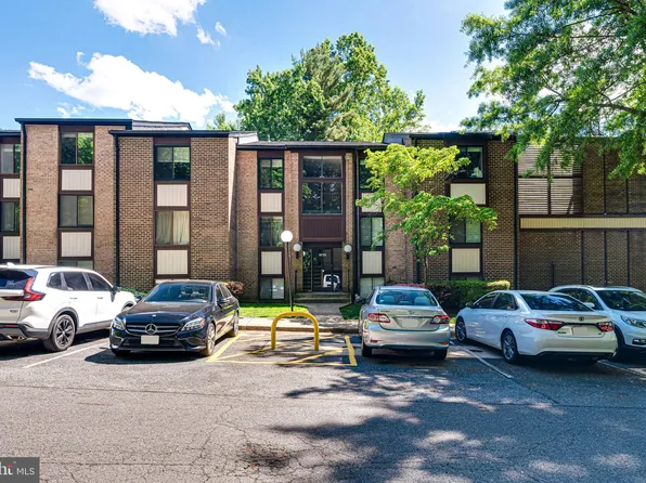 9725 Kings Crown Ct APT 102, Fairfax, VA 22031