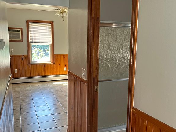 full bath off hallway