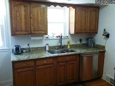 3rd image of 1909 Woodland St NE