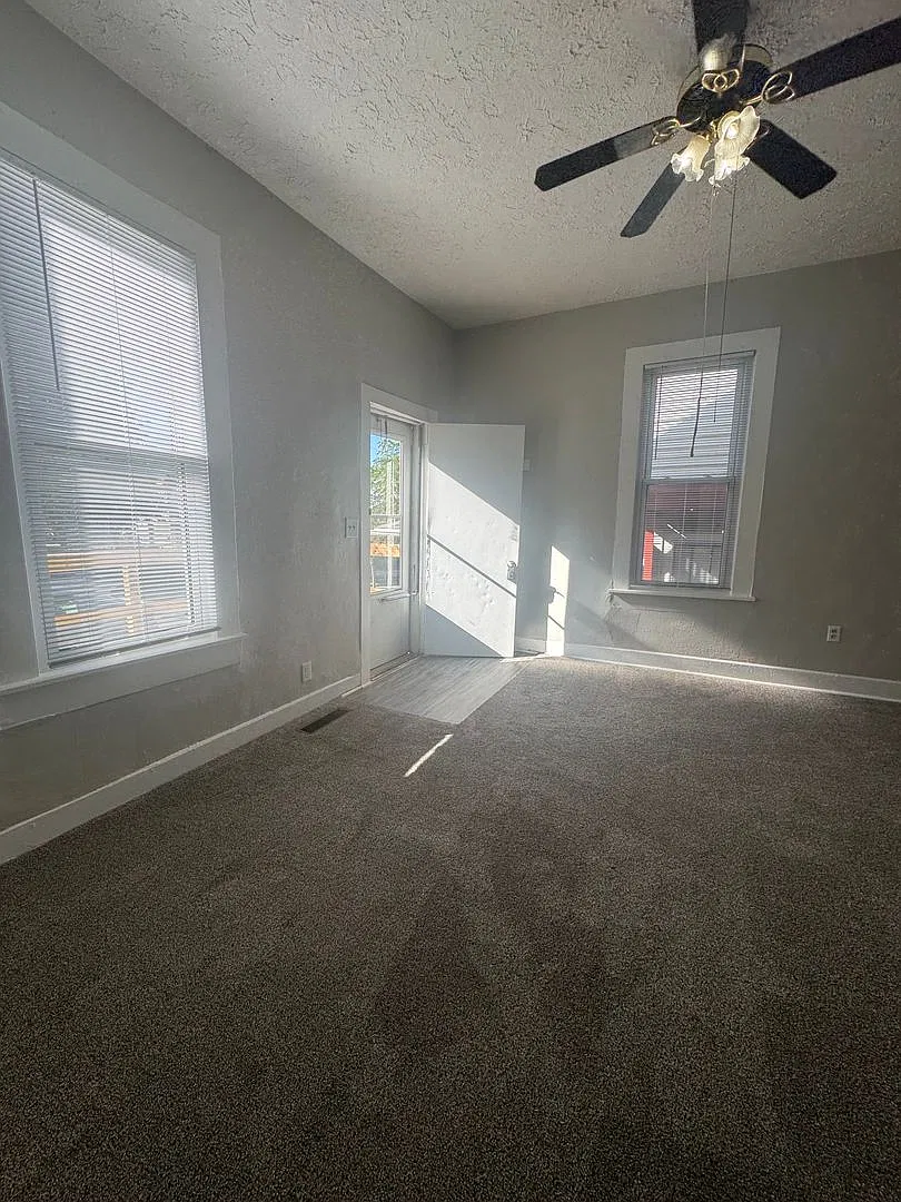 914-918 Roberts Street — Photo 2