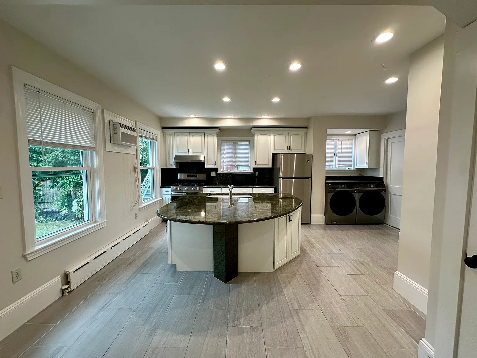 5 bed, 2.5 bath, 3000 sqft, $5,200 — Photo 2