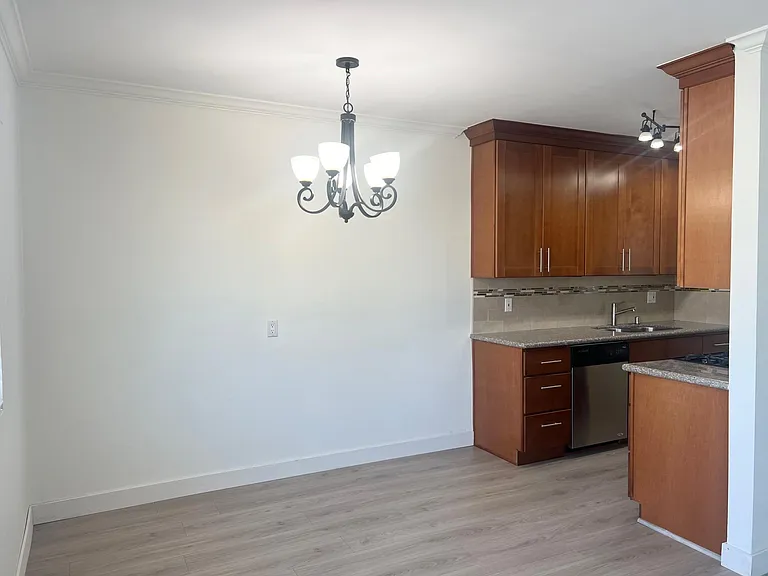 212 E Elmwood Ave — Photo 2