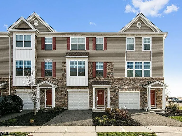 227 Mallard Ln — Photo 1