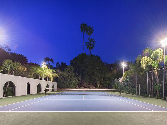 4th image of 900 N Hillcrest Rd