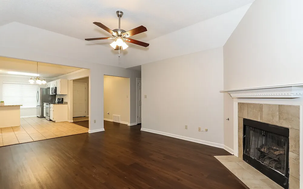 3 bed, 2.0 bath, 1390 sqft, $2,550 — Photo 3
