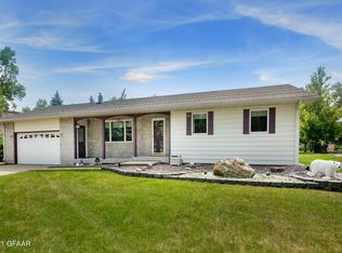 2907 Knight Dr, Grand Forks, ND 58201