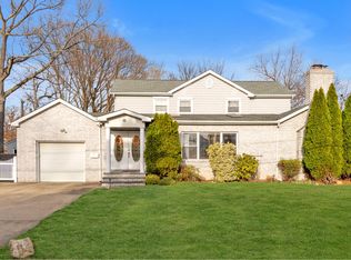 16 Donaldson Pl, Roslyn Heights, NY 11577
