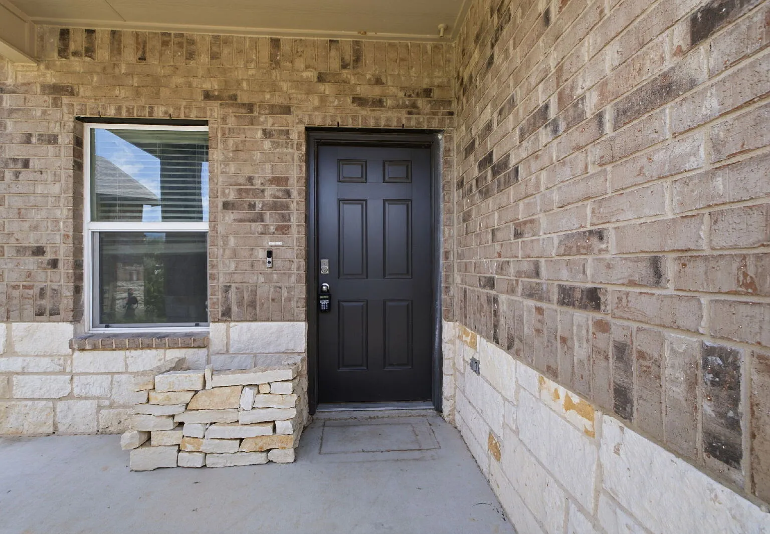 5 bed, 3.0 bath, 2498 sqft, $2,400 — Photo 3