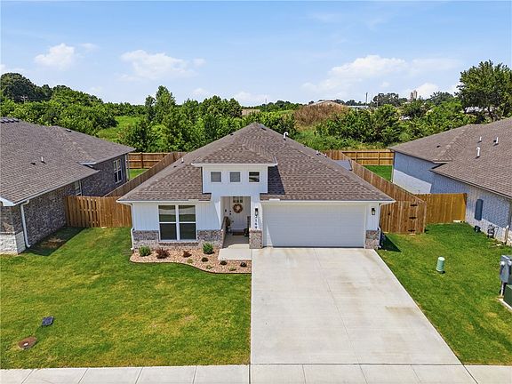 3rd image of 2160 Bluebonnet Ln