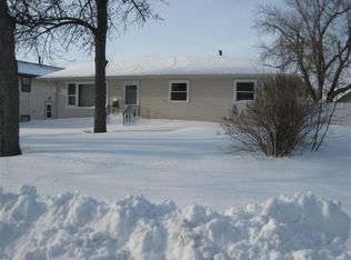 908 S 12th St, Grand Forks, ND 58201