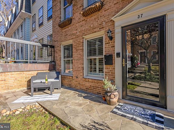 3rd image of 37 W Del Ray Ave