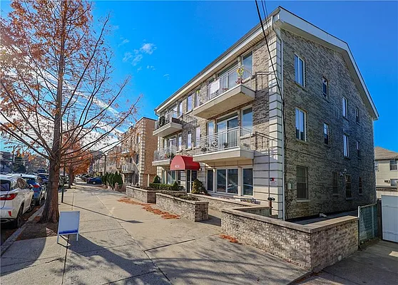 Sold by Remax Edge | media 3