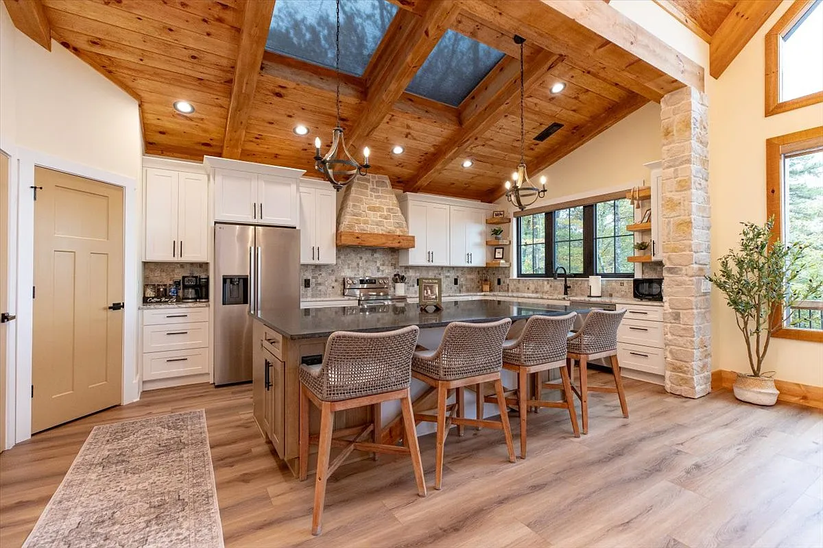 3 bed, 3.5 bath, 2700 sqft, $7,000 — Photo 3