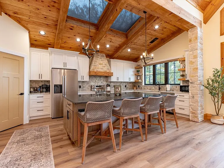 458 Palisade Dr — Photo 3