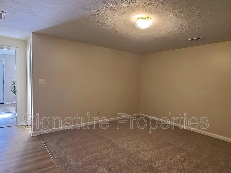 106 Regina Ln — Photo 8