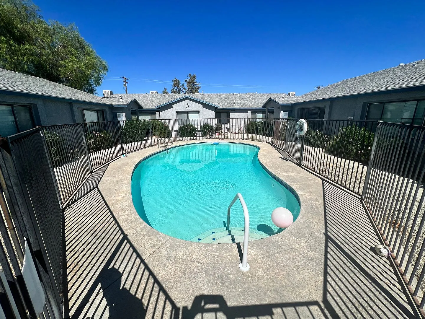 2 Bedroom 1.5 Bath w Pool — Photo 1