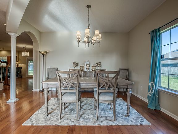 3rd image of 389 Summercove Cir