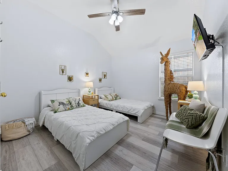 4835 Crown Dr — Photo 8