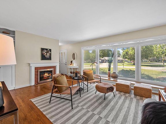 4th image of 1077 Christopher COURT