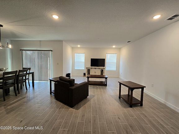 3rd image of 2384 Queens St SE