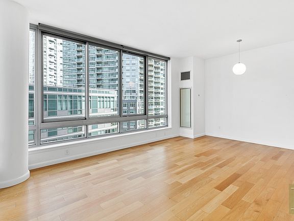 3rd image of 4630 Center Blvd APT 703