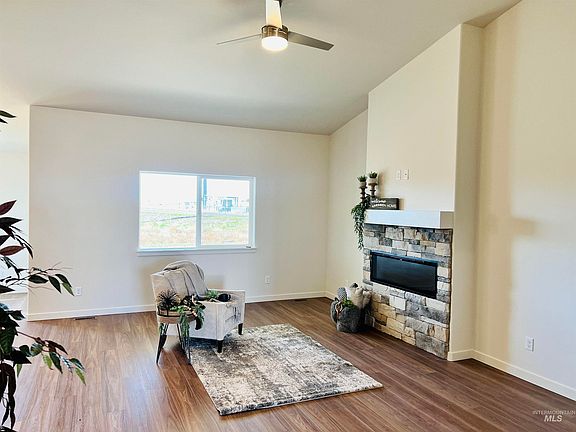 2nd image of 1105 Sapphire Dr