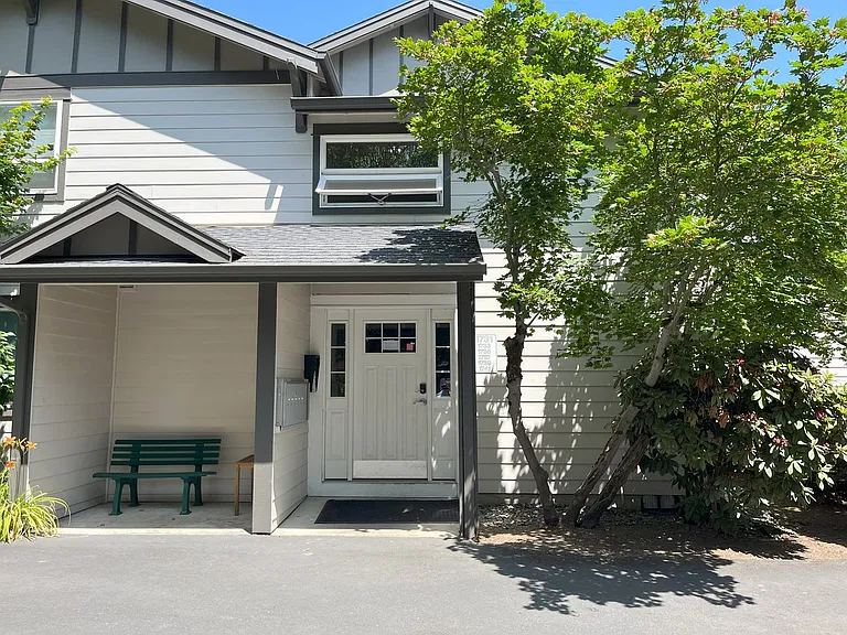Lovely Main Level 1 Bedroom! Bike storage and 1 assigned parking space included! — Photo 2