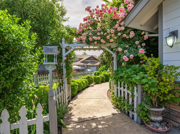 817 NW Pawn Way, Grants Pass, OR 97526