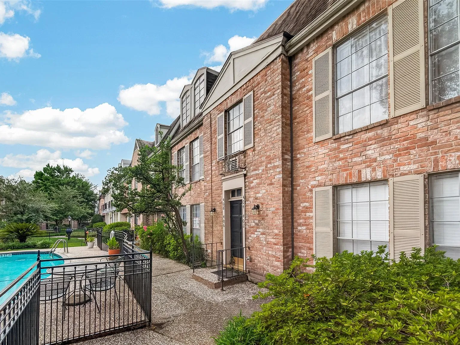 2 bed, 2.5 bath, 1808 sqft, $1,900 — Photo 2
