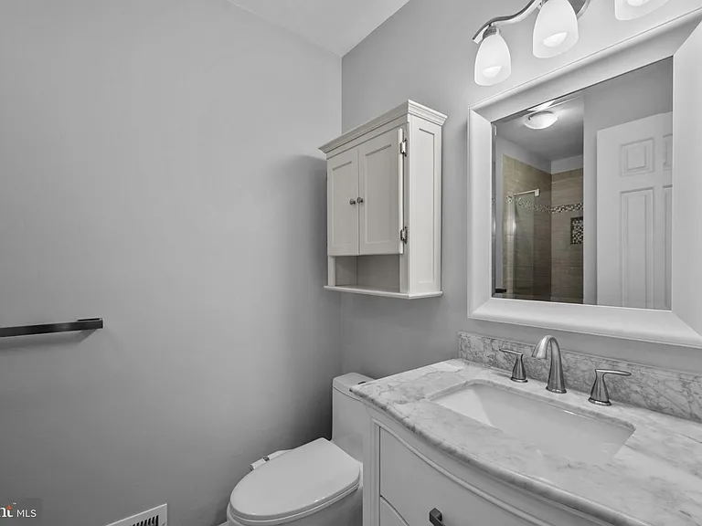 2035 S Glebe Rd — Photo 31