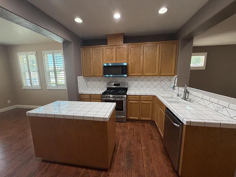 435 Petunia Ct — Photo 8