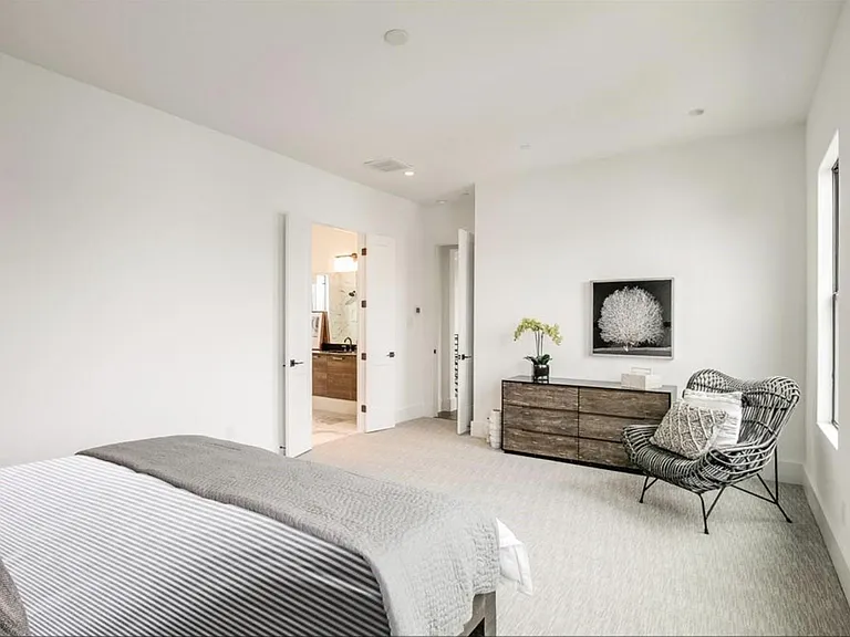 325 E 2nd St — Photo 13