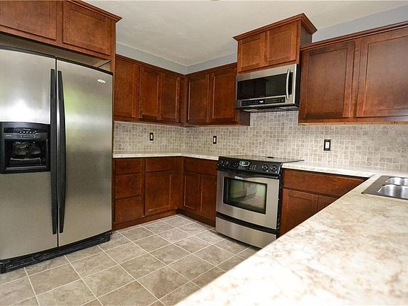 3rd image of 415 W 1st St