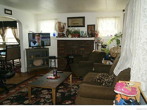 4th image of 214 Jamestown St