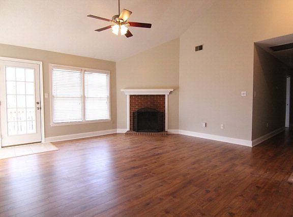 2nd image of 104 Thornhill Ct