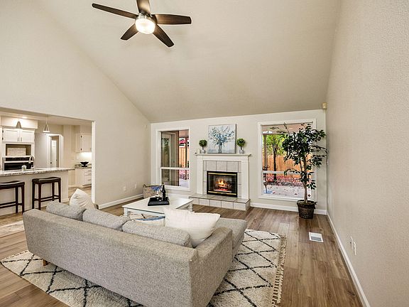 4th image of 555 Carriage Ct