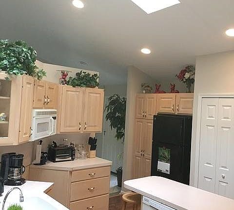 Kitchen with Island. 